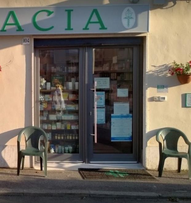 Punta il coltello alla dottoressa e rapina la farmacia 