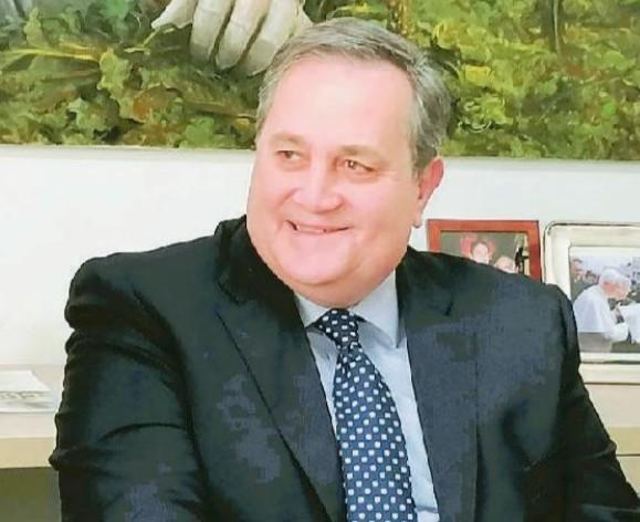 Consigliere querelato dopo la denuncia sul cibo tra i rifiuti 