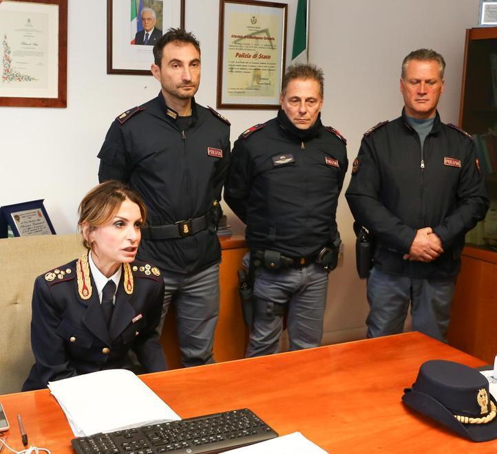 Bevevano fuori dal bar o fumavano sigarette in strada: cinque multe 