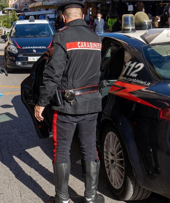 «Sei l’amante di mia moglie Dammi i soldi o lo dico a tutti» 