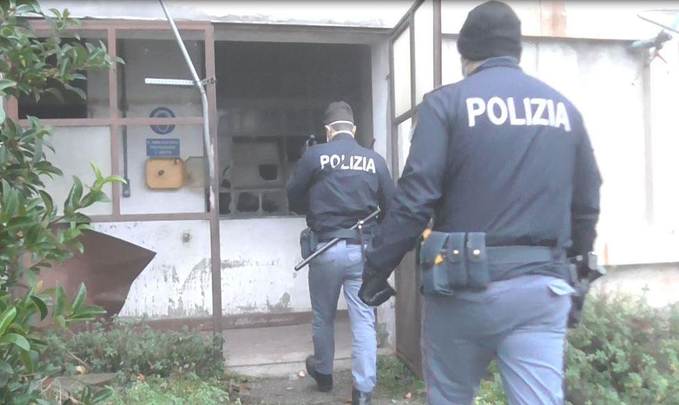 Blitz all’ex Distilleria La Polizia sgombera dieci stranieri irregolari