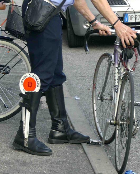 Ciclisti indisciplinati Viaggiano al buio senza luci e giubbotti