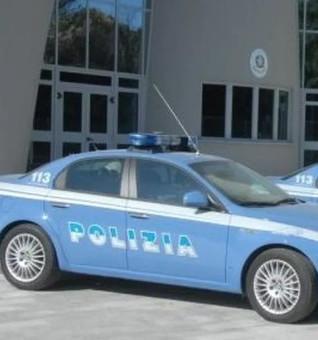 Si scaglia contro i poliziotti e li minaccia arrestato un nigeriano di 22 anni 