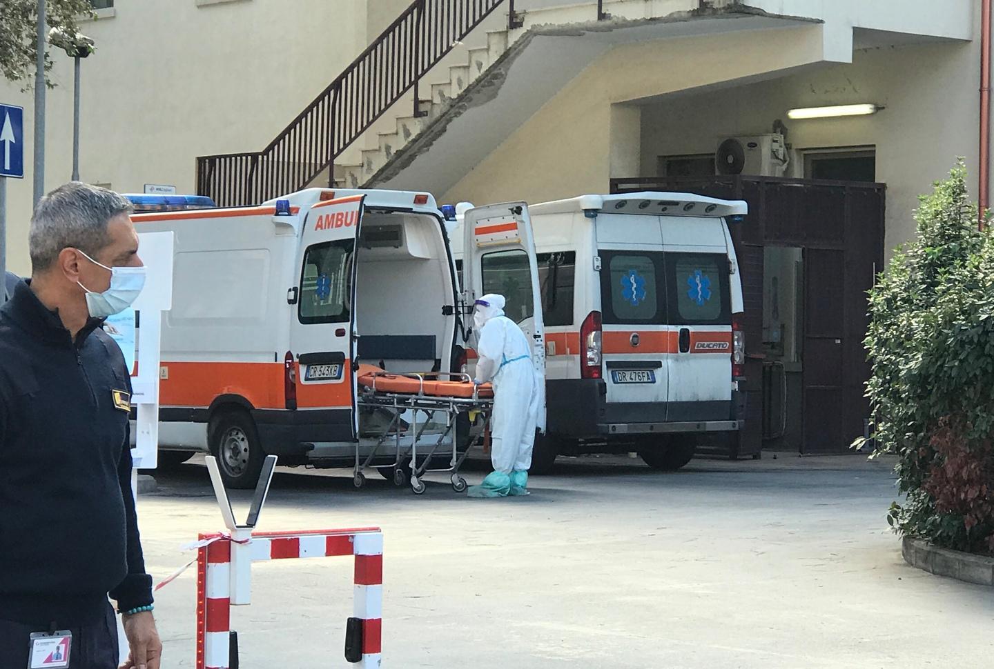 I volontari del 118: «Turni di 4 ore? Impossibile»