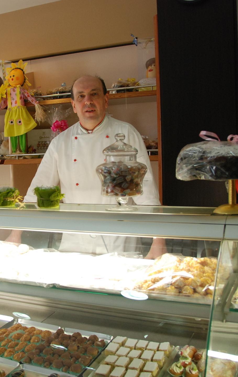 Impiegati, addetti segreteria e accoglienza, pasticcere