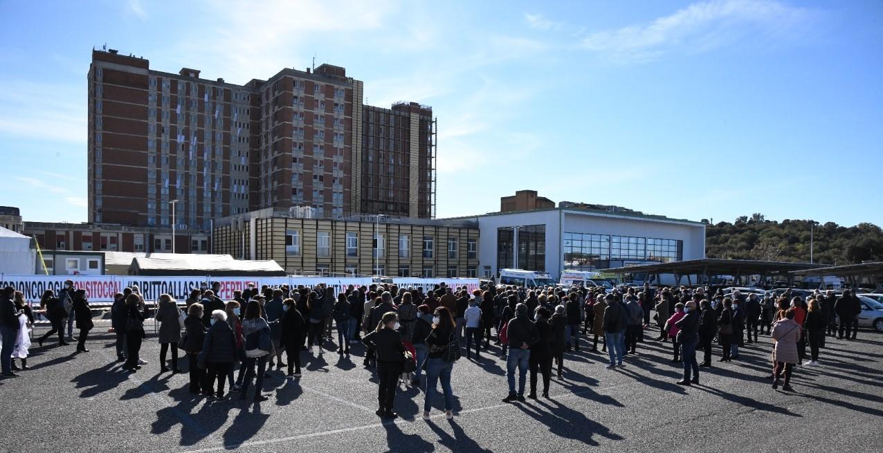 La rabbia dei malati: «A rischio le cure» 