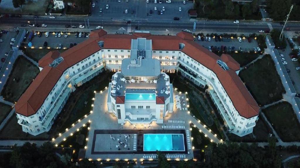 Una veduta aerea del Toscana Charme Resort di Calambrone di proprietà della società livornese Uappala
