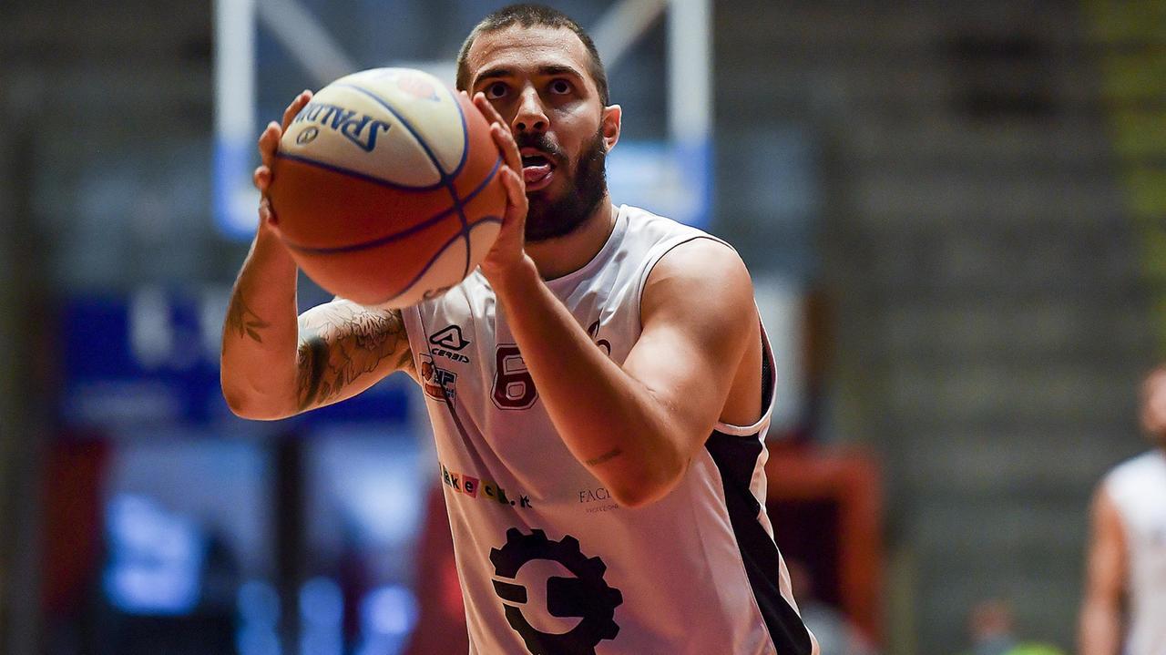 Il canestro più bello di capitan Forti: «Il Covid è alle spalle ho voglia di parquet»