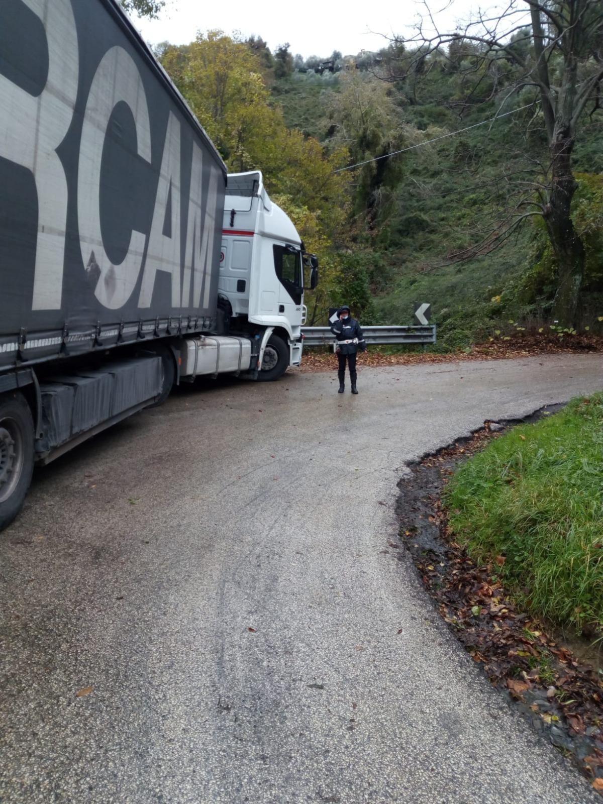 Riaperta la strada bloccata da un camion