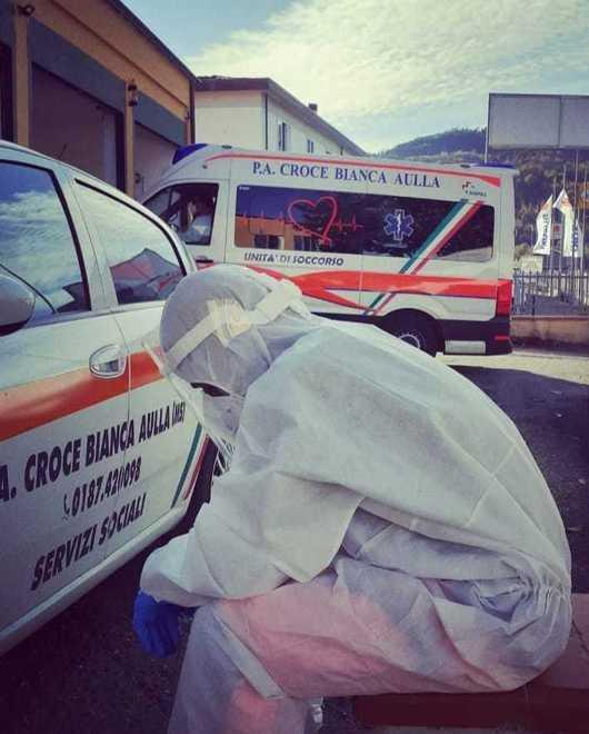 Lo sfogo dei volontari della Croce Bianca: «Impossibile uno stop ma noi siamo stanchi» 