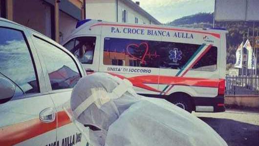 Lo sfogo dei volontari della Croce Bianca: «Impossibile uno stop ma noi siamo stanchi»