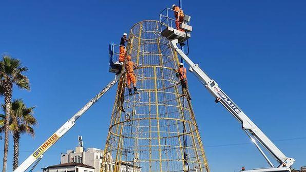 In piazza Mazzini torna l’albero di Natale di Farmaè