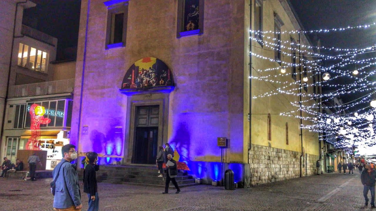 Negozi aperti fino alle 22 ma cenoni vietati: governo al lavoro sul nuovo Dpcm di Natale