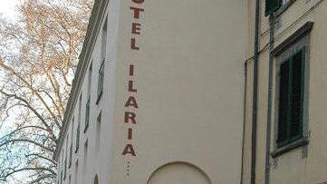 Entra all’hotel Ilaria e porta via vino e camicie dei dipendenti