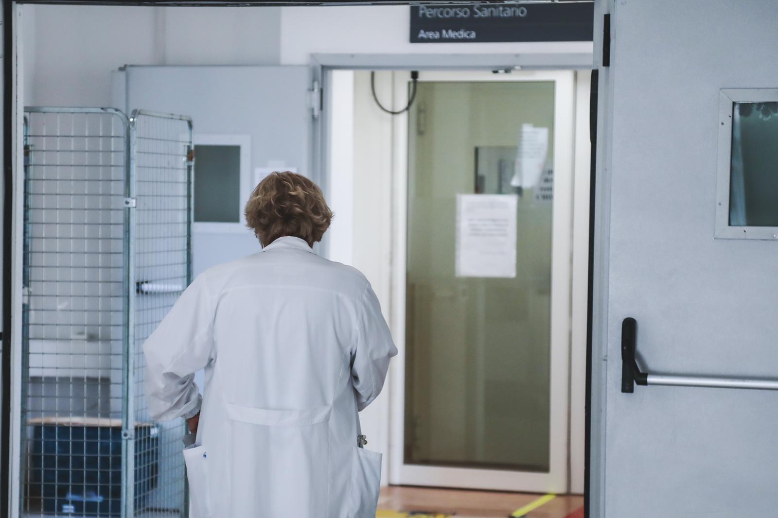Un medico in ospedale a Livorno (foto Marzi)