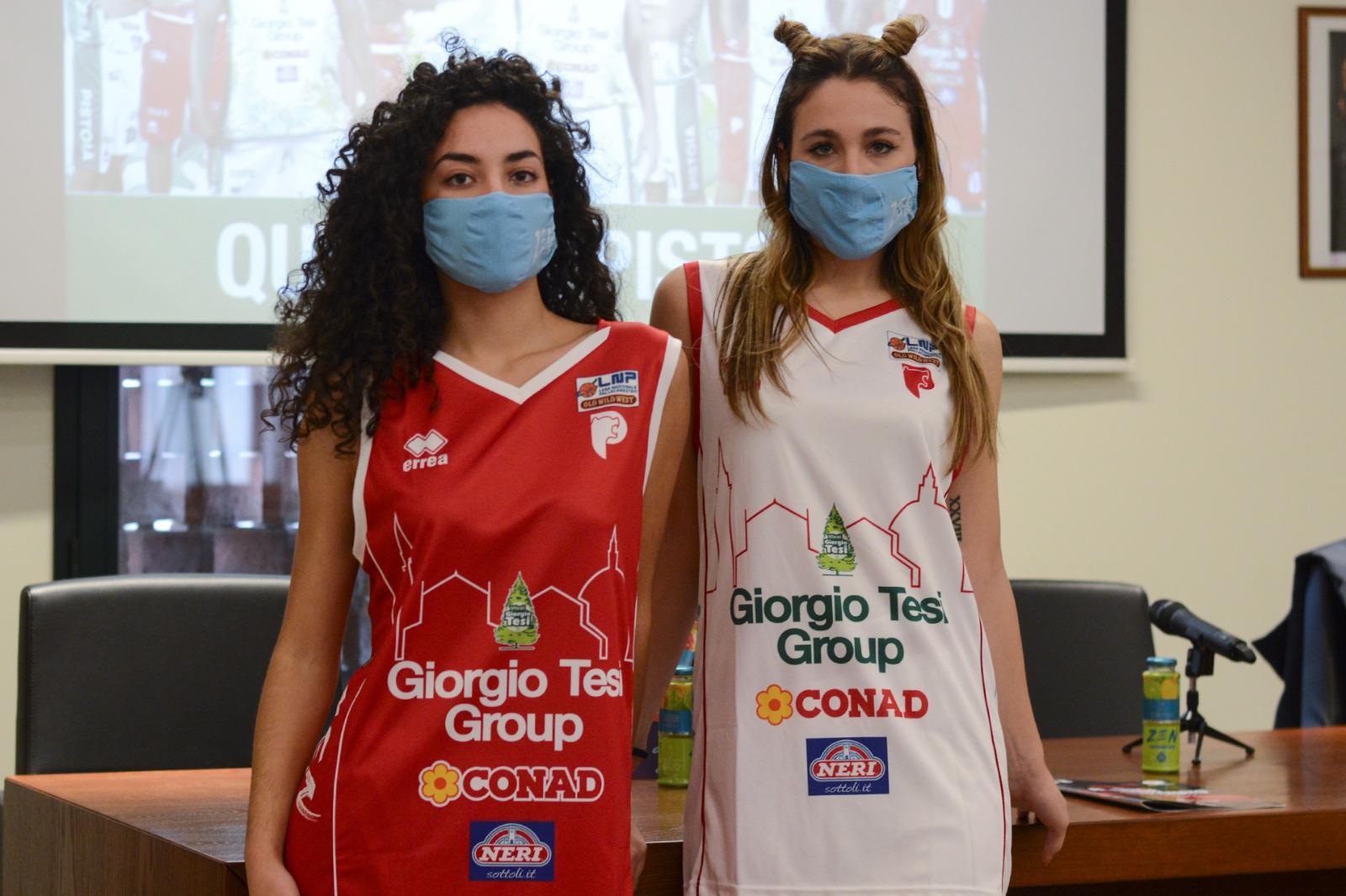 Due modelle mostrano le nuove magliette della Gtg Pistoia Basket