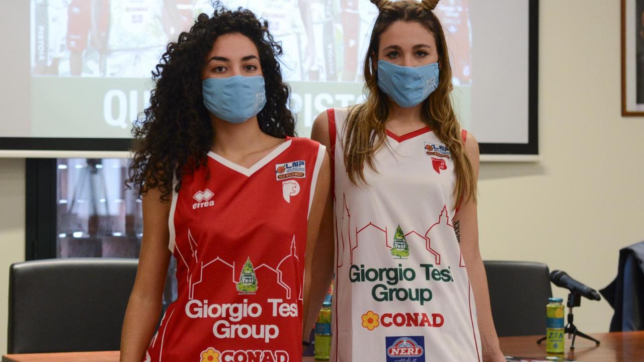 Due modelle mostrano le nuove magliette della Gtg Pistoia Basket