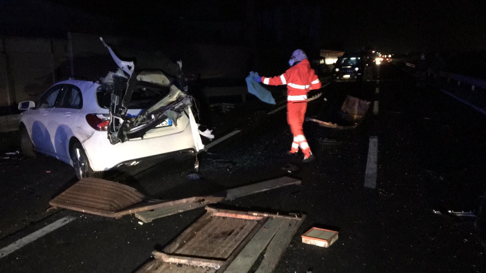Violento scontro tra un'auto e il rimorchio di un trattore sulla 196: muore una giovane coppia