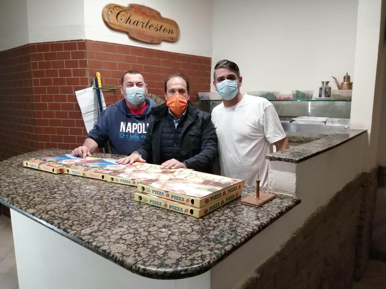 A sinistra e a destra Antonio Cataldo e Amedeo Simeone della pizzeria Charleston. Al centro Antonio Ania, direttore di ZonaMarket Livorno