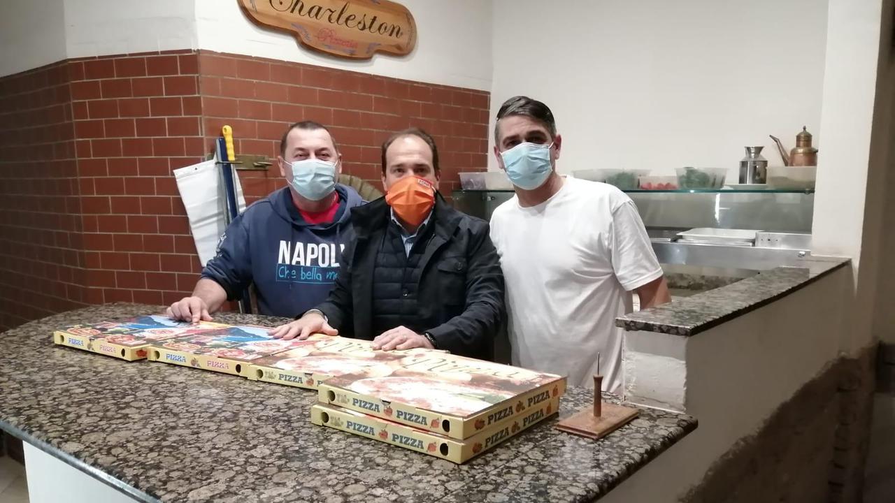 A sinistra e a destra Antonio Cataldo e Amedeo Simeone della pizzeria Charleston. Al centro Antonio Ania, direttore di ZonaMarket Livorno