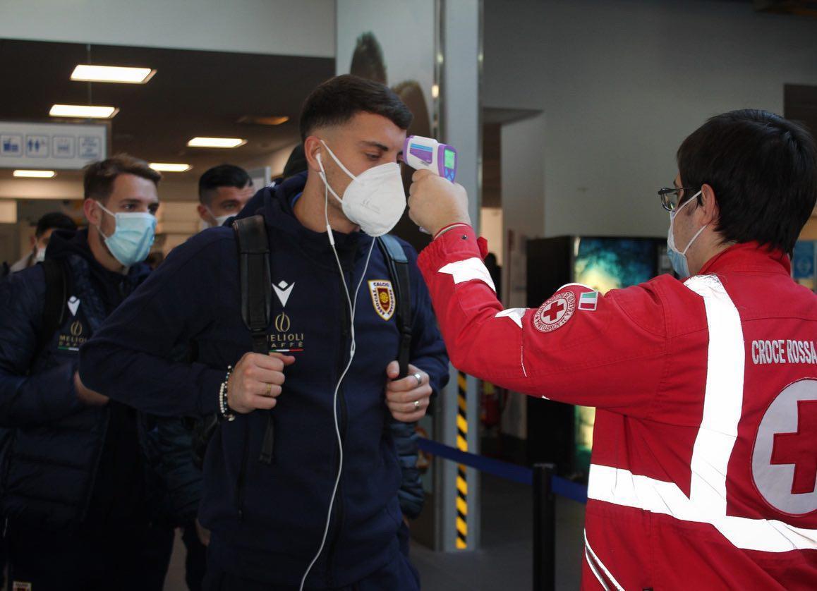 Simone Mazzocchi, capocannoniere granata al su arrivo in aeroporto