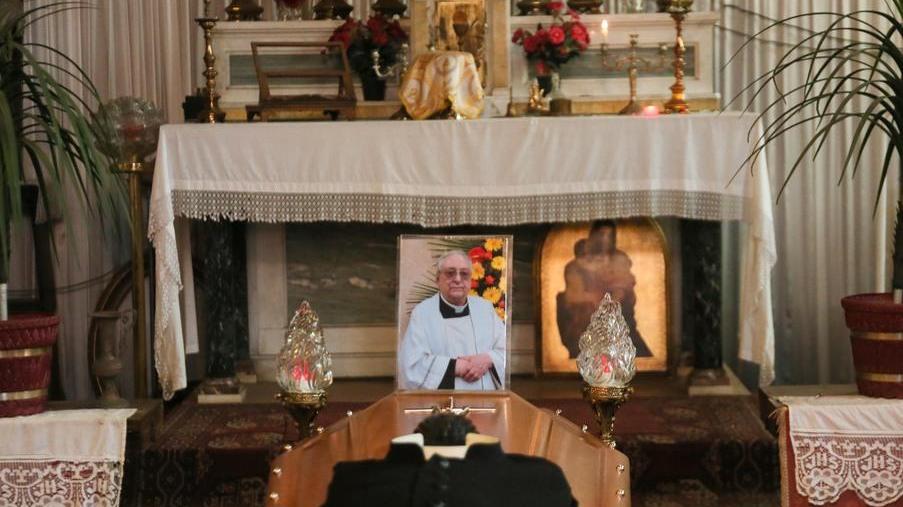Il feretro di don Gaetano Incerti nella camera ardente allestita all’interno della sua chiesa, intitolata a Gesù Operaio, in viale Ramazzini