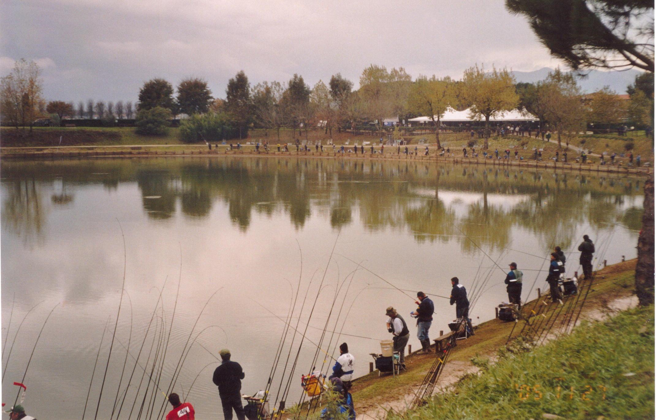 I negozi per la pesca possono stare aperti ma in zona rossa è vietato pescare... anzi no 