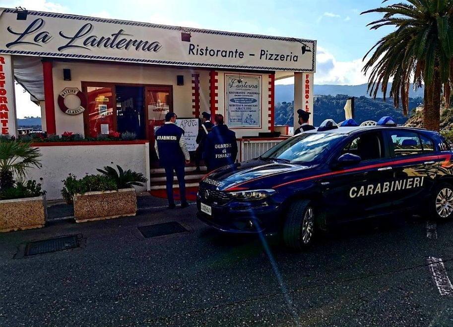 I carabinieri del nucleo investigativo, quelli della stazione di Porto Azzurro e i finanzieri del nucleo di polizia economica finanziaria davanti al ristorante La Lanterna di Porto Azzurro per il sequestro avvenuto nel settembre del 2020