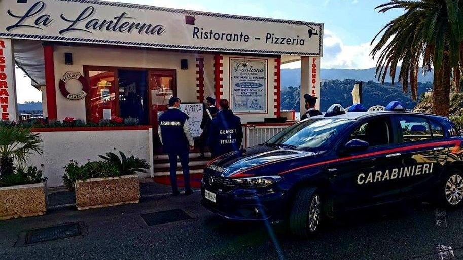 I carabinieri del nucleo investigativo, quelli della stazione di Porto Azzurro e i finanzieri del nucleo di polizia economica finanziaria davanti al ristorante La Lanterna di Porto Azzurro per il sequestro avvenuto nel settembre del 2020