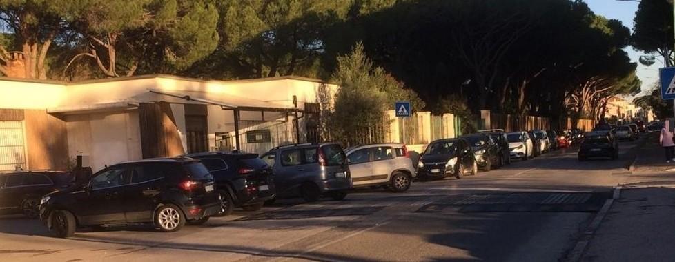 Via Cimabue intasata dalle auto per i tamponi