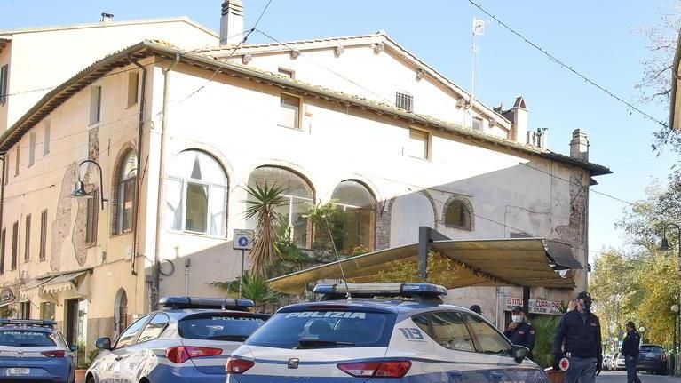 Chiamano la polizia per lo sfratto in centro