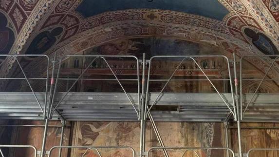 Restauro dell’affresco, montato il ponteggio