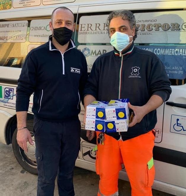 Carrozzeria dona i guanti alla Pubblica Assistenza