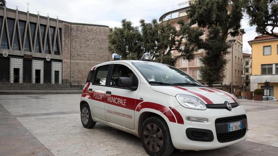 Giocano a pallone in piazza del Popolo e finiscono nei guai