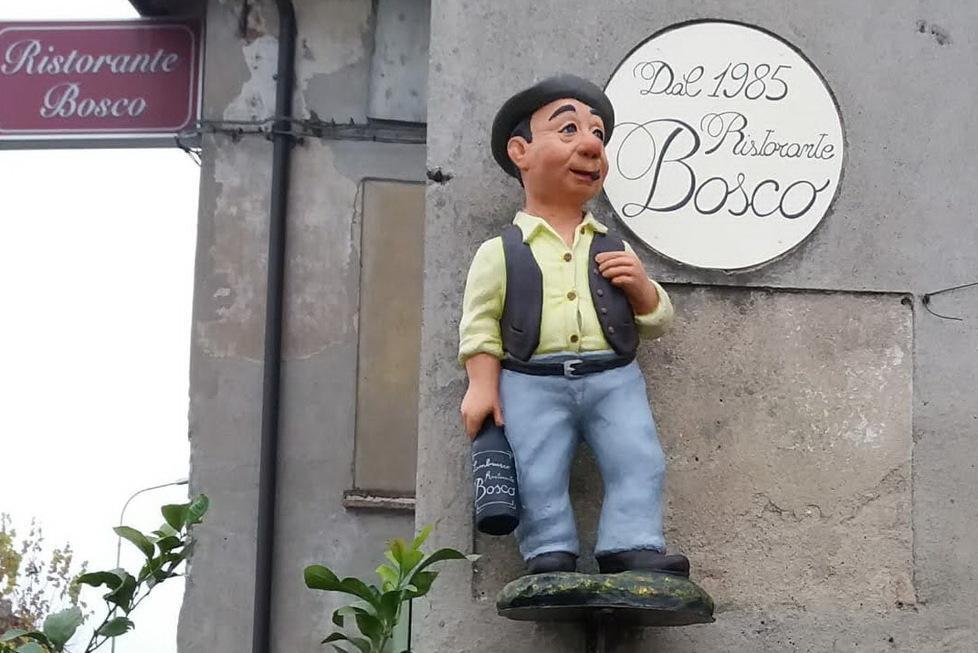 Gli artisti di Lesignola restaurano la statua del ristorante Bosco 
