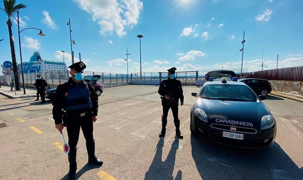 Getta una mannaia dal palazzo: denunciato quarantottenne