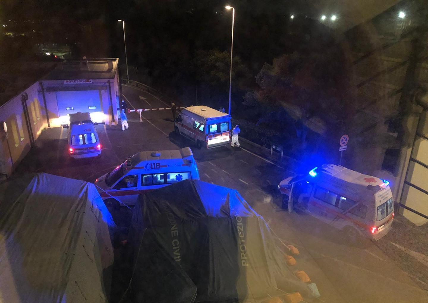 Covid, anziana passa la notte in ambulanza davanti al San Francesco di Nuoro