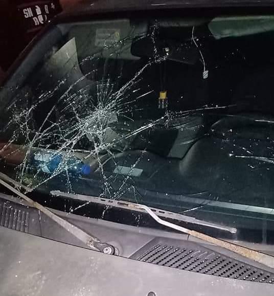 Vandali in azione durante la notte distrutta e svuotata una Clio
