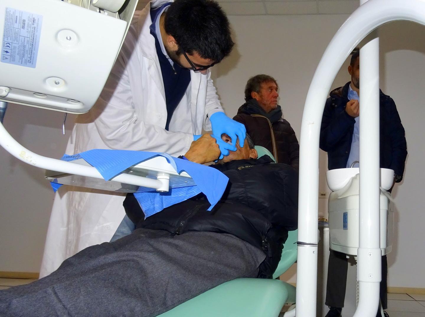 «Mi erano caduti i denti, ho ritrovato il sorriso»