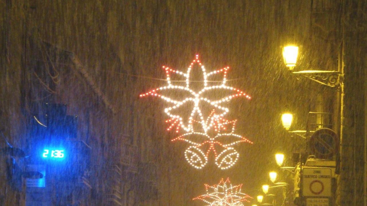 «Un Natale di speranza» con luci, alberi e festoni 