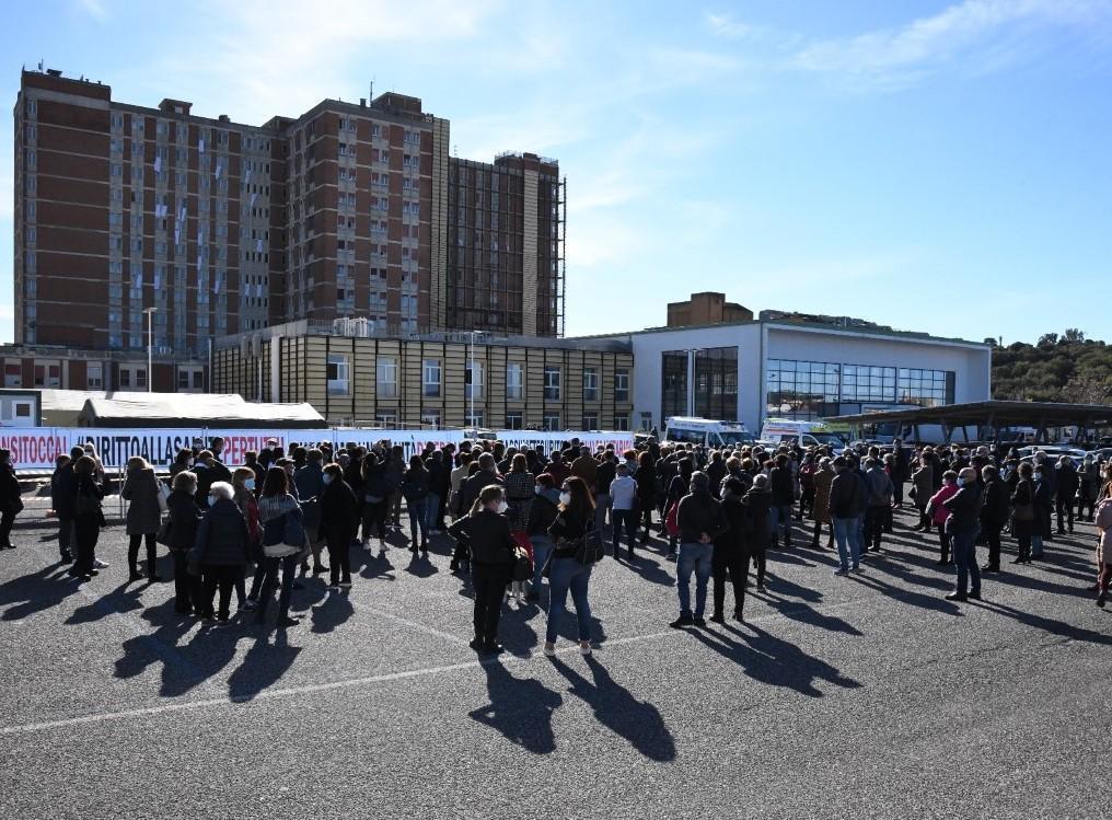 Strategie contro il Covid: medici e reparti accorpati 