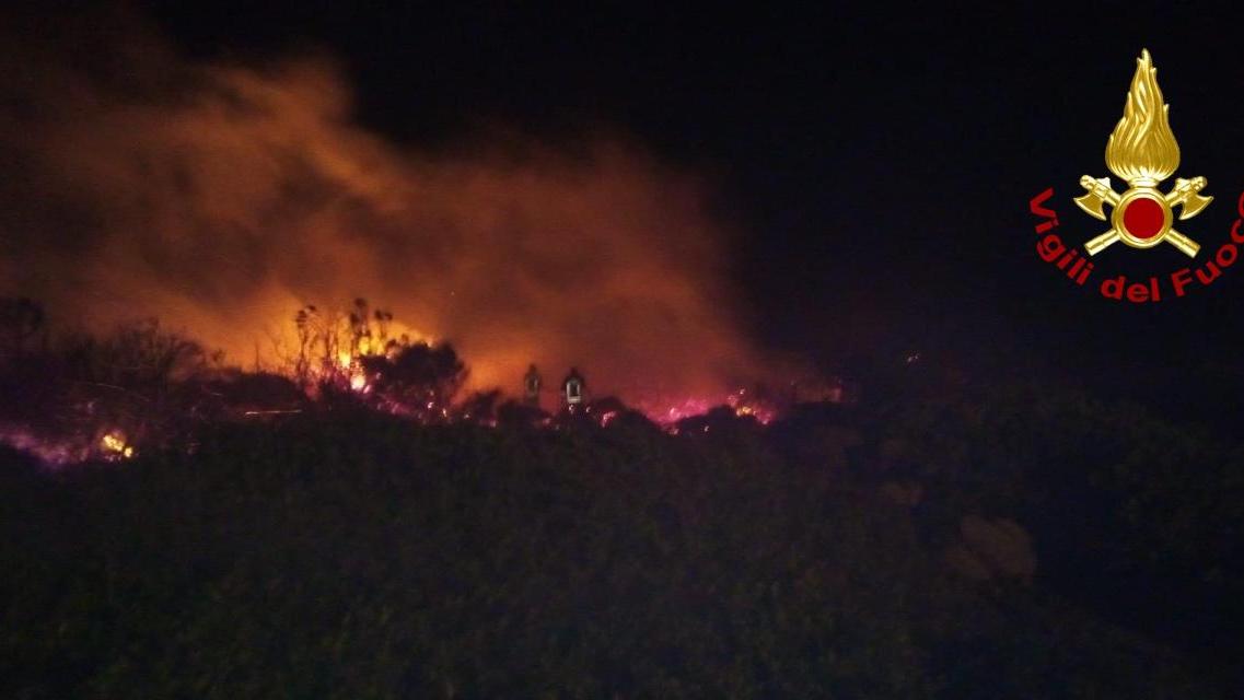 Santa Teresa, incendio a Porto Quadro: in pericolo alcune ville