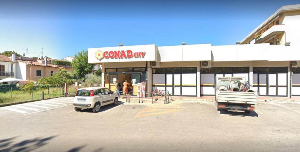 Non lo fanno entrare alla Conad e si allontana sparando in aria 