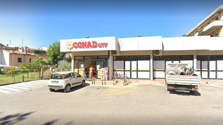 Non lo fanno entrare alla Conad e si allontana sparando in aria