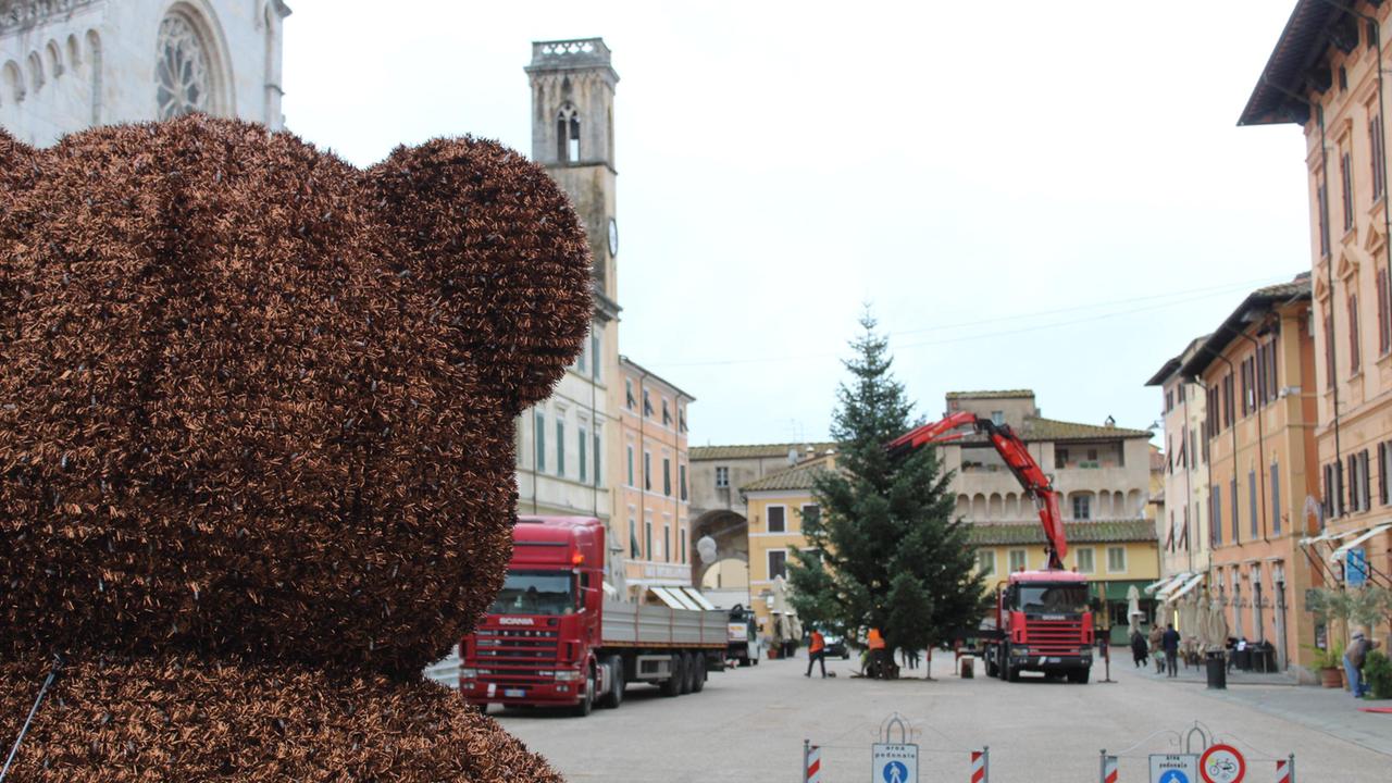 La città si divide sulle luci natalizie ma ecco gli sponsor