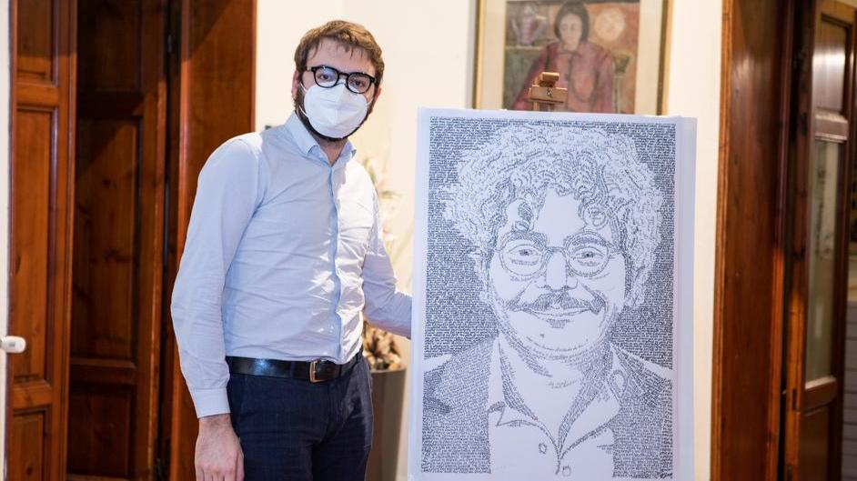 Il presidente del consiglio comunale Alessio Mantellassi accanto al ritratto di Patrick Zaki