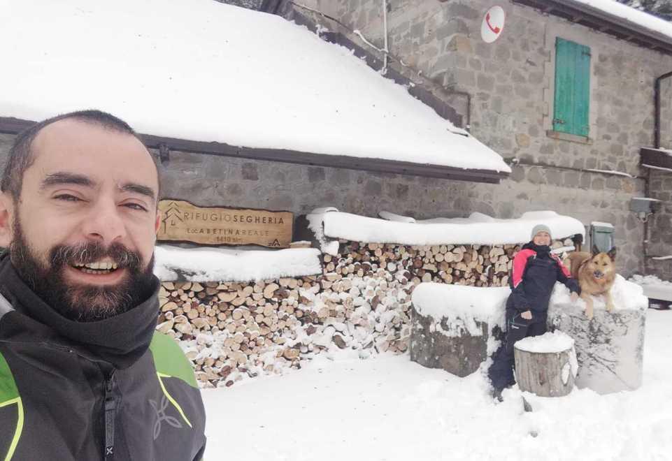 Marcello Terzi e Sara Perazzoli, gestori del Rifugio Segheria, con la loro cagnolina Jenga