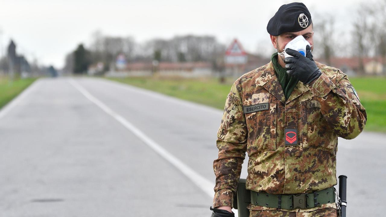 "Epidemia fuori controllo", De Pasquale vuole l'esercito: chiesto un drive-through dei militari a Carrara