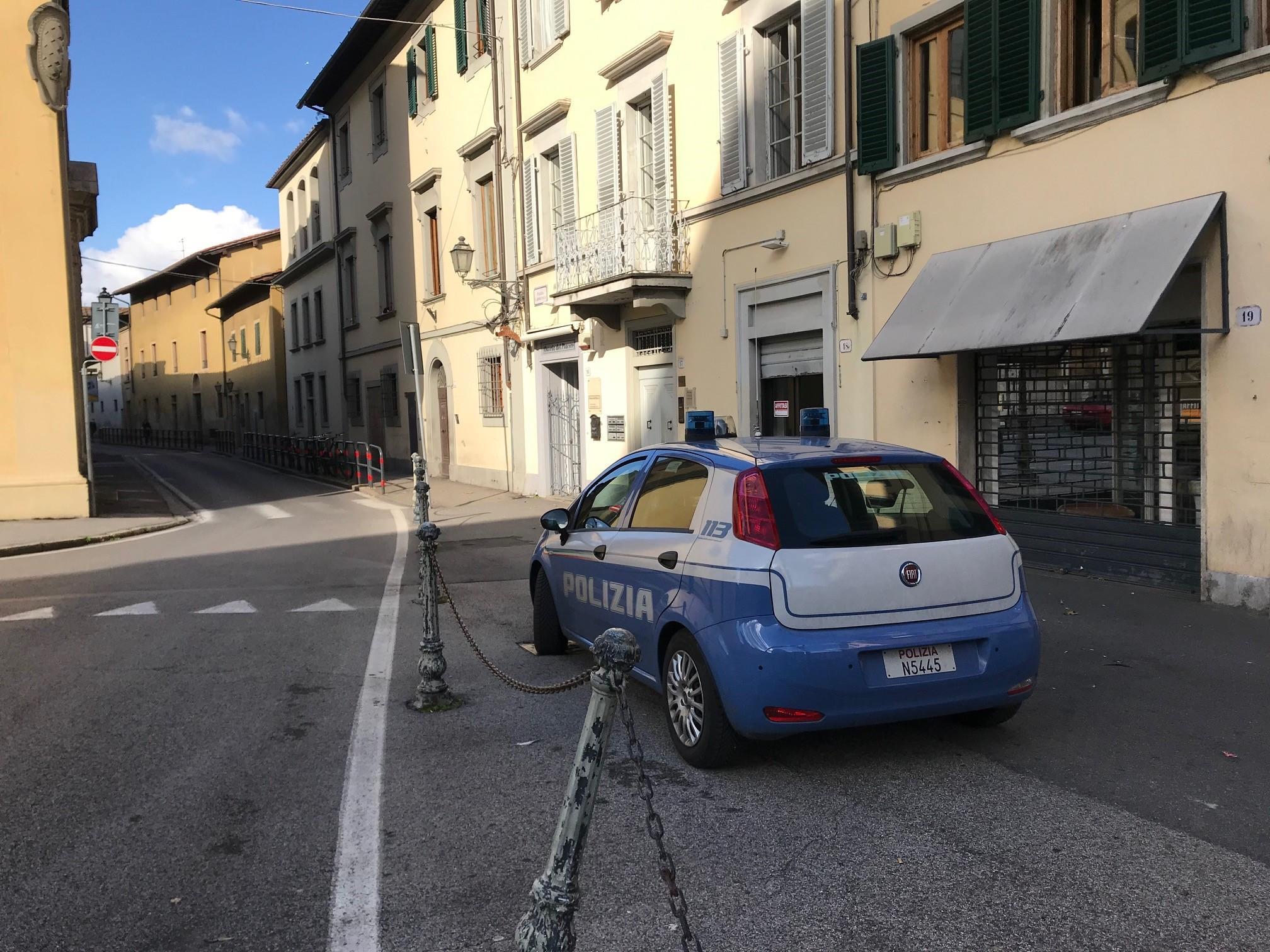 Il presidio della polizia davanti al Centro di accoglienza (foto Batavia)