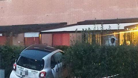 L'auto finita dentro un giardino in via Salvatorelli (foto Riccardo Mancini)
